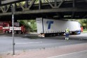 LKW blieb unter Bruecke haengen Koeln Ehrenfeld Innere Kanalstr Hornstr P338